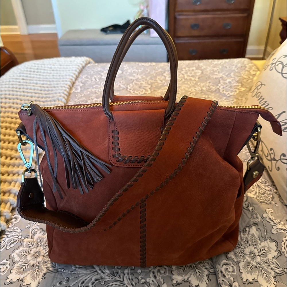 Excellent condition HOBO Sheila tote with crossbody strap.